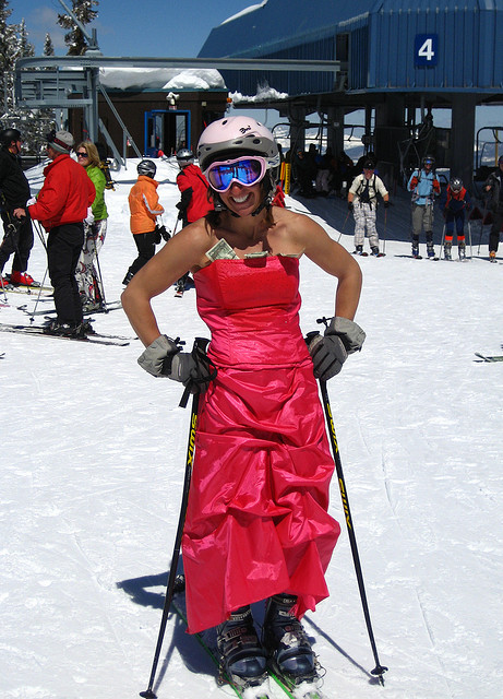 tenues de ski insolites : la demoiselle d'honneur