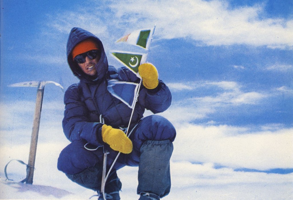 Walter Bonatti au sommet de Gasherbrum IV - © Carlo Mauri