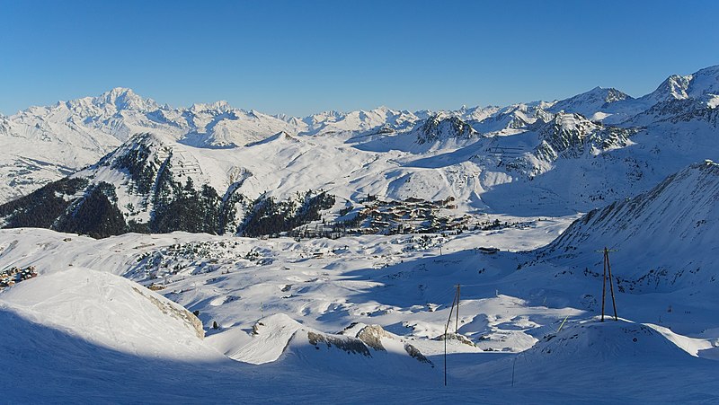 Vue sur Belle plagne depuis la piste Rochette sur le domaine Paradiski