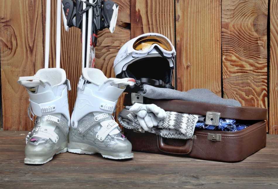 Equipements de ski, bottes, battons et casque.