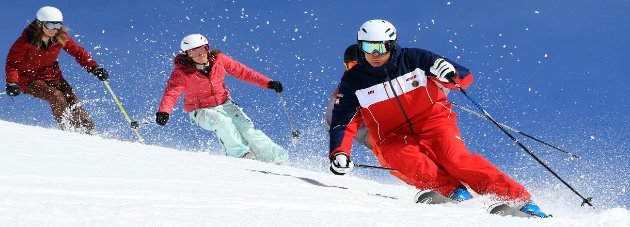 Skier les skis serrés c’est fini, pourquoi faut-il écarter les pattes ?