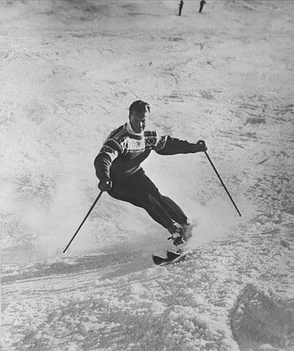 Stein Eriksen photographié en train de descendre une piste à ski