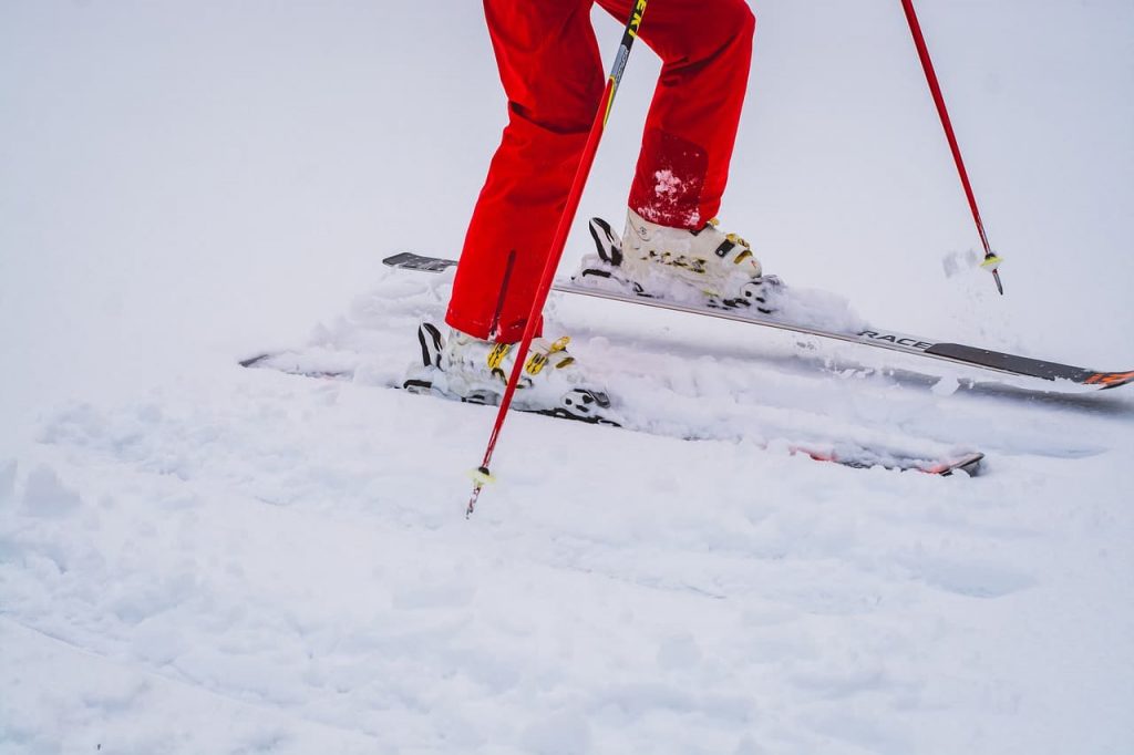 Vue sur les jambes d'un skieur en pantalon rouge