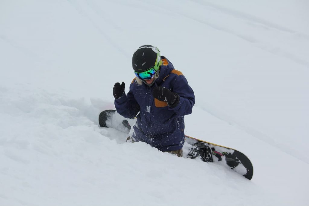 Snowboardeur tombé dans la neige.
